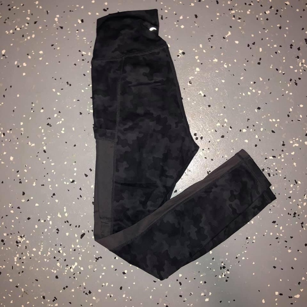 Zyia 6-8 black camo workout leggings